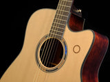 Chitarra acustica cutaway con effetti immersivi, Bluetooth e looper, unendo innovazione e suono naturale