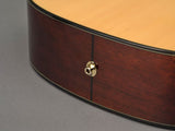 Attuatori interni generano suoni autentici; chitarra con looper e batteria ricaricabile per 5,5 ore di performance