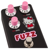 Pedale fuzz nero Fender x Hello Kitty, con manopole rosa e grafica accattivante, offre suoni ricchi e regolazioni semplici
