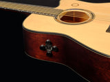Attuatori interni alla chitarra creano suoni autentici; include funzione looper e batteria ricaricabile per 5,5 ore di uso