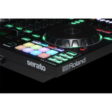 Roland DJ-505, controller a due canali per Serato DJ, offre strumenti per mixaggi, remix e creazione di beat dal vivo