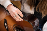 Chitarra cutaway sunburst con tecnologia Yamaha, effetti acustici, Bluetooth e looper per un suono autentico e creativo