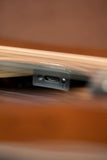 Chitarra dotata di attuatori interni per suoni ricchi e looper per registrare performance, con controlli semplici e batteria ricaricabile