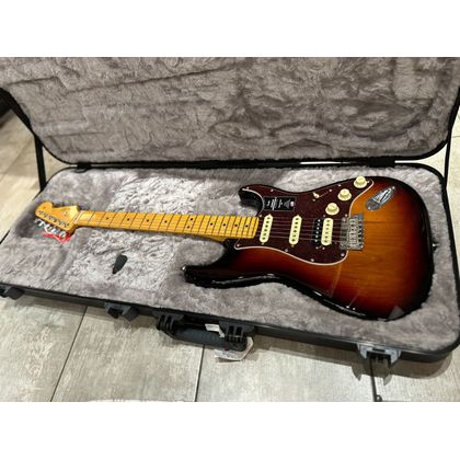 Fender American Professional II Stratocaster HSS MN 3-Color Sunburst Chitarra elettrica con borsa