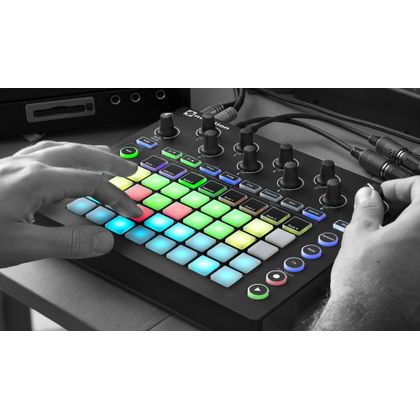 NOVATION Circuit Sintetizzatore con drum machine e controller midi usb