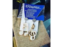 Orecchini  a forma di semicroma  e chiave di violino color beige