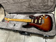 Fender American Professional II Stratocaster HSS MN 3-Color Sunburst Chitarra elettrica con borsa