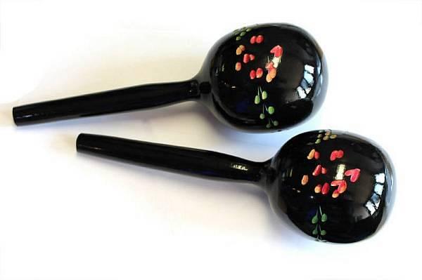 Coppia di maracas ovali con impugnatura, stile brasiliano, con decorazione.
