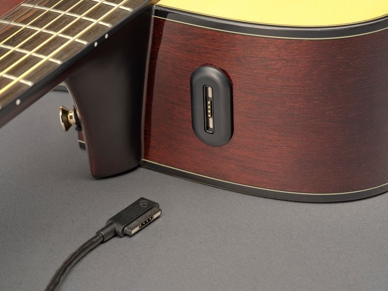 Chitarra con attuatori interni per riverbero e delay; include looper e batteria ricaricabile per 5,5 ore di utilizzo