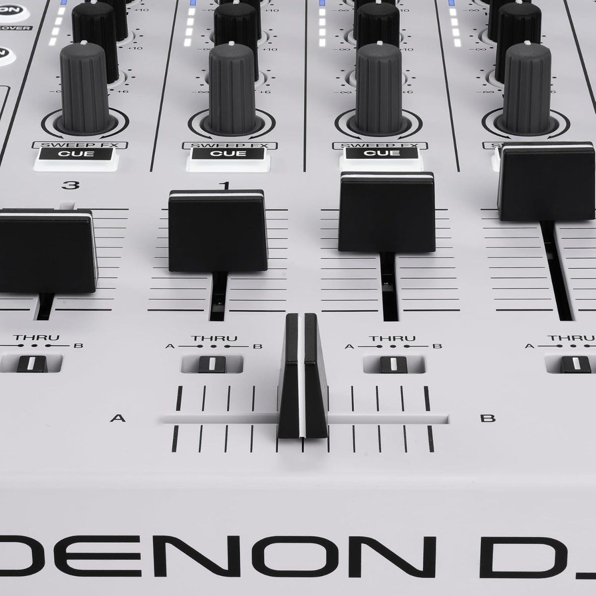SC LIVE 4 HA: consolle DJ con campionatore, 8 pad, interfaccia luci DMX e speaker amplificati, chassis bianco elegante