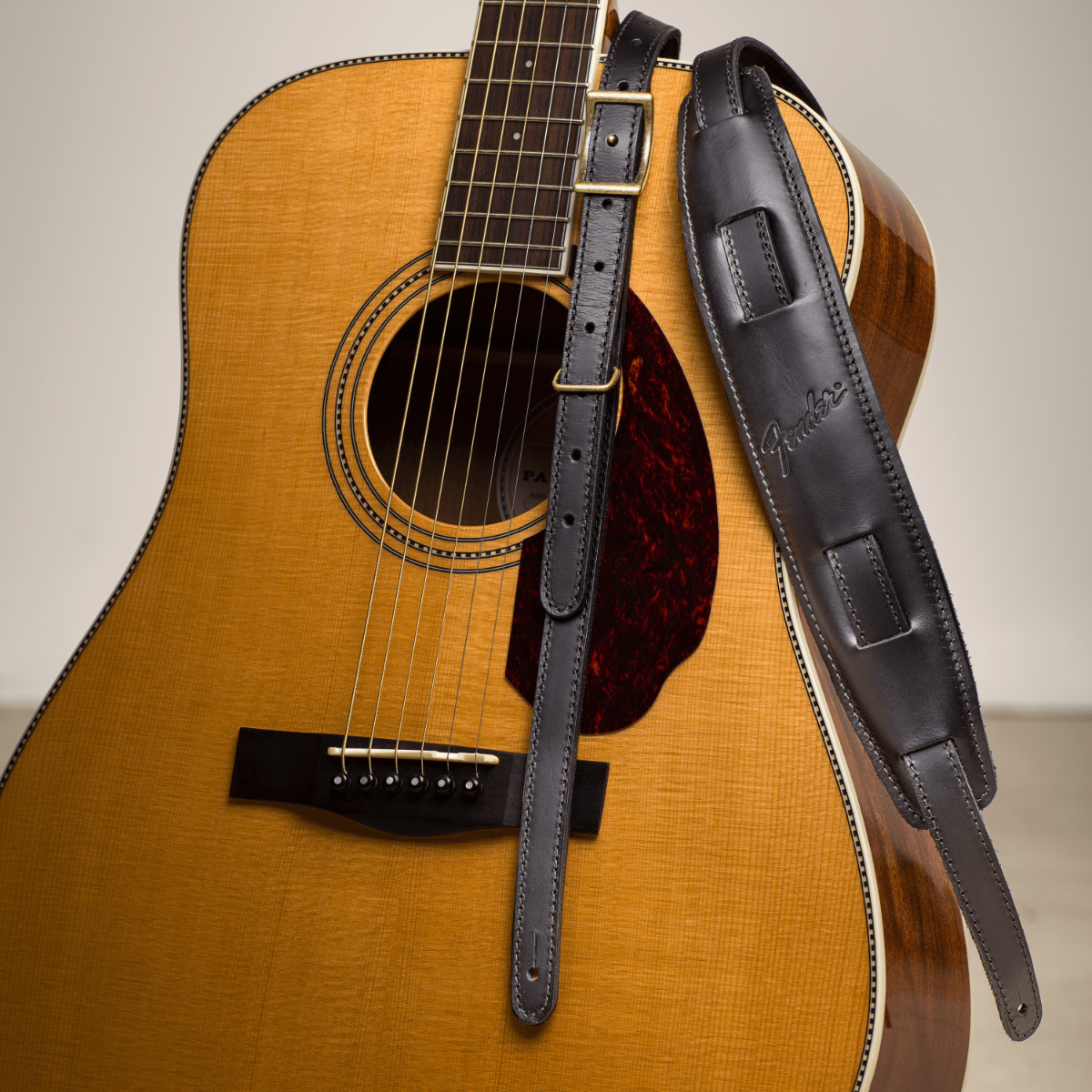 Tracolla in pelle nera per chitarra, caratterizzata da un design vintage, imbottitura morbida e fermo metallico resistente