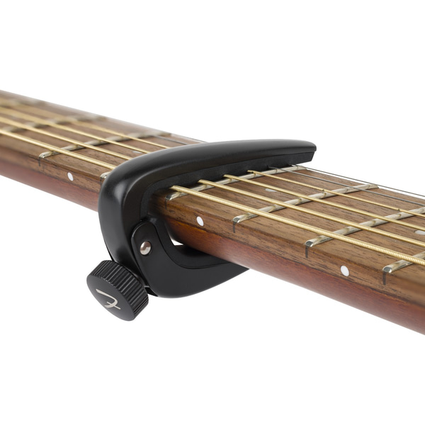 Capotasto Fender Player, per chitarre acustiche, nero, in lega di zinco, con regolazione della tensione e gomma anti-riflesso.