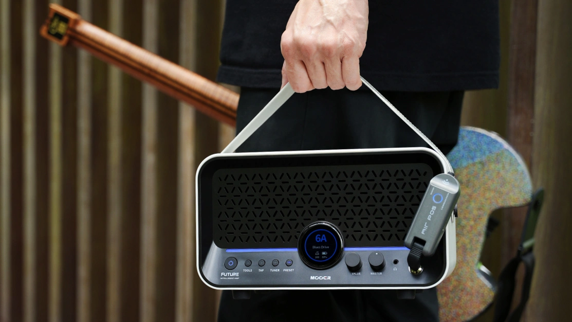 MOOER F15i Li amplificatore intelligente Snowfall White con tracolla da viaggio