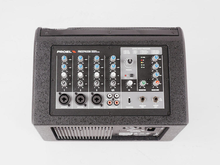 FREEPASS6 è un sistema audio compatto con diffusore a 2 vie, amplificatore e mixer a 5 canali, perfetto per musicisti e eventi