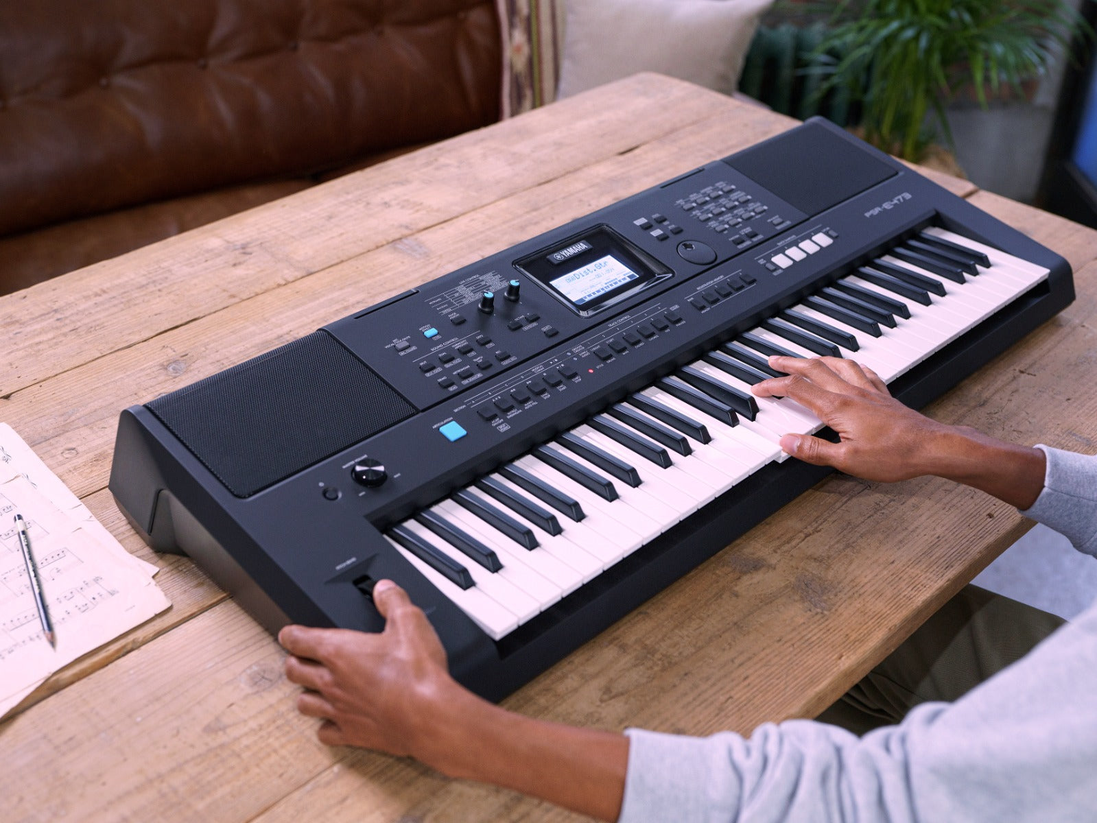 Tastiera Yamaha PSR-E473, 61 tasti, 820 voci e 290 stili, con effetti in tempo reale e campionamento rapido per musicisti