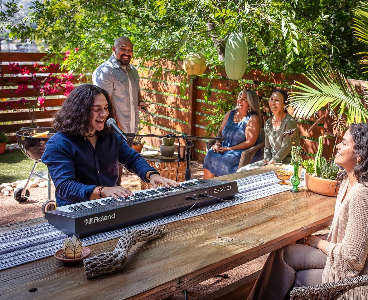 Tastiera Roland E-X10 con 140 brani interni, funzioni di trasposizione e ingresso ausiliario per suonare con dispositivi mobili