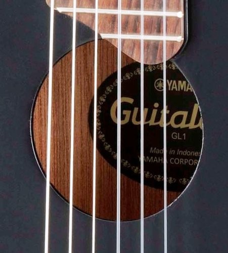 Guitalele Yamaha GL1 nero, chitarra 1/4 con manico in nato, tastiera in palissandro e suono simile a una chitarra 