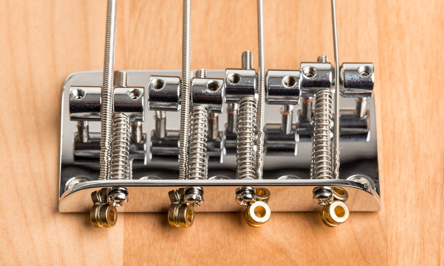Basso Yamaha BB234 YNS, corpo in ontano, manico in acero, 21 tasti, pickup ceramici, finitura giallo satinato