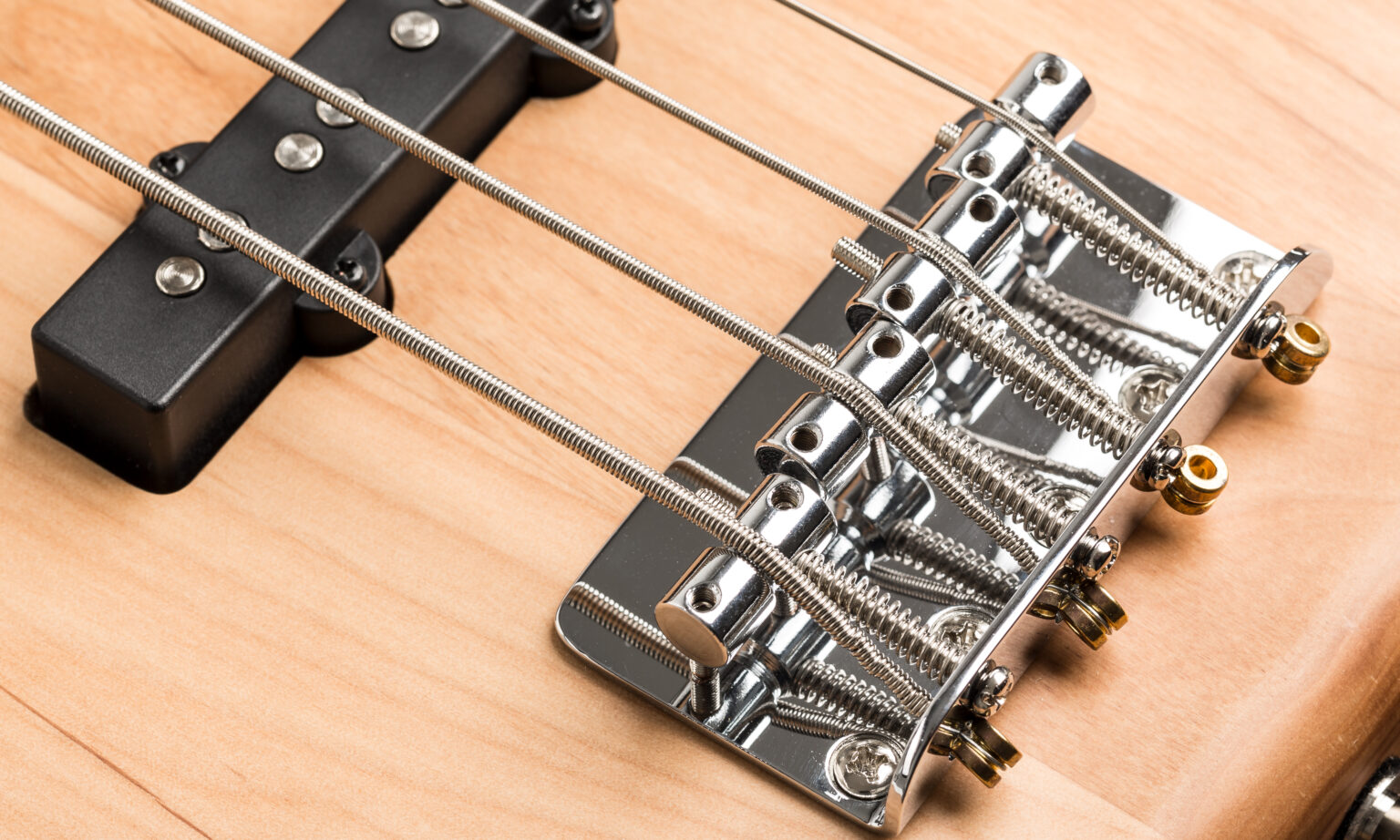 Yamaha BB234 YNS, basso con corpo in ontano, manico in acero, finitura lucida, 21 tasti, colore giallo satinato