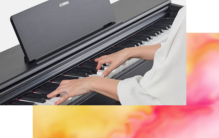 Pianoforte digitale Yamaha YDP-105 con 88 tasti bianchi, suono ricco e funzioni avanzate per un'esperienza musicale autentica