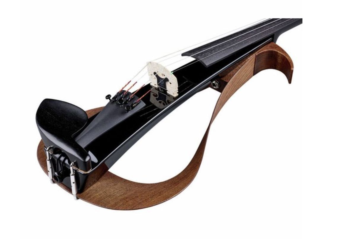 YAMAHA YEV104 Black Violino Elettrico vista angolata cordiera
